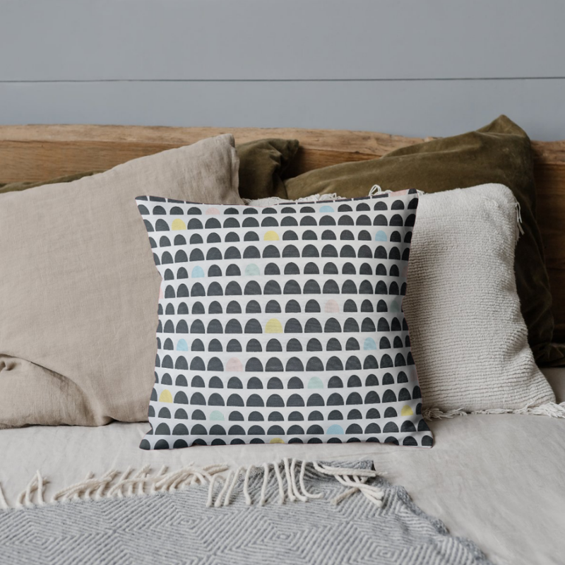 Koristetyynynp&auml;&auml;llinen, puolipallo