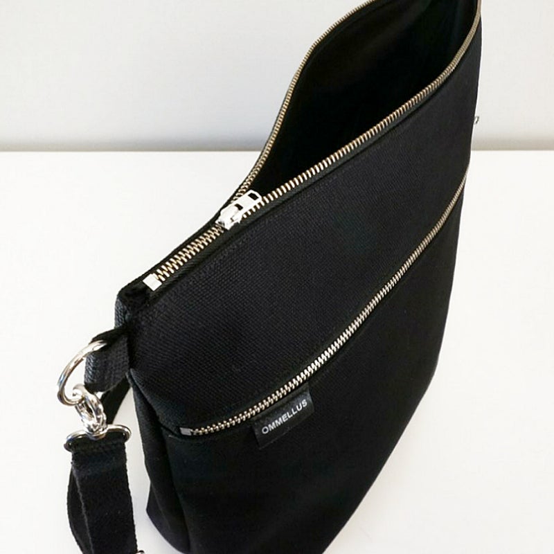 Metka-olkalaukku, musta